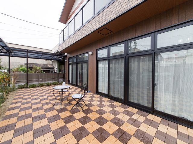 テラス席のある中庭 前庭 チェック模様の床がアクセントの屋外テラス。清々しい空気を感じながら、ゆったりとした時間を過ごせます。