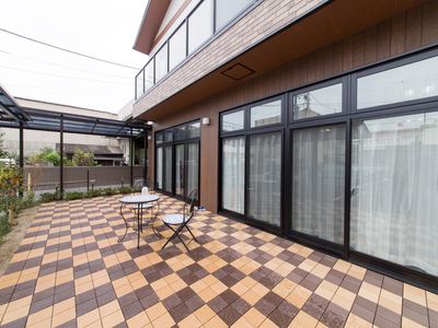 テラス席のある中庭