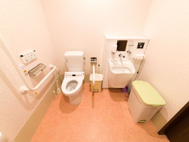手すり付き清潔なトイレ トイレ 安全に配慮された設備で、手すりや広々とした空間があります。快適で安心してお使いいただける環境です。