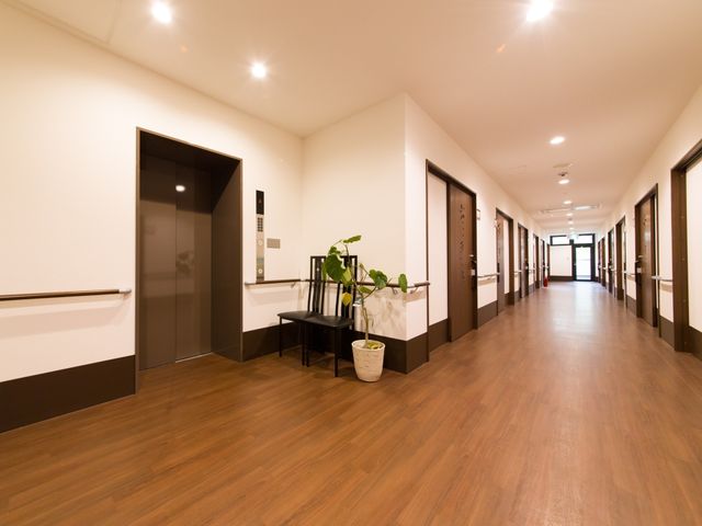 広々とした綺麗な廊下 廊下 清潔感のあふれる廊下には手すりが備えられ、安全に配慮した設計です。スタッフの方々が活動しやすい環境を整えています。