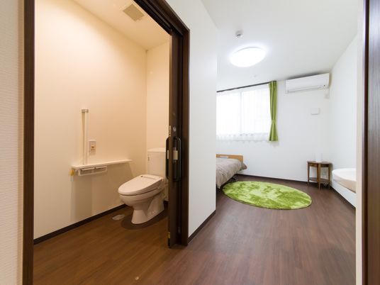 居室のトイレとベッド