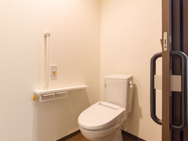 バリアフリートイレ設備 トイレ 手すり付きのトイレは、安心してご使用いただける工夫がされています。多様なニーズに応えるための配慮がされた空間です。