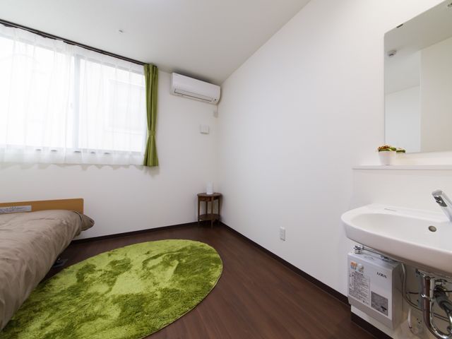 きれいな居室の一角 居室 落ち着いた色合いの快適な空間です。手入れが行き届き、清潔感が保たれている様子が伺えます。