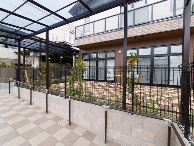中庭の清潔な風景 外観 ゆとりある中庭は癒しの空間を提供し、自然のぬくもりを感じられる環境です。居心地の良い散策や憩いの場としてご利用いただけます。