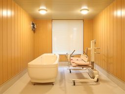 清潔な浴室と介助用椅子