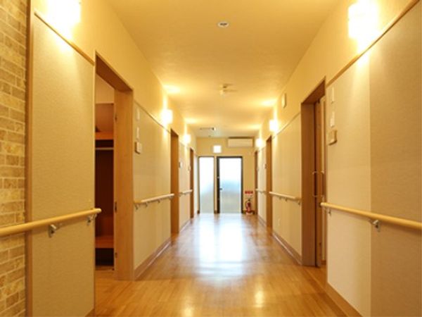手すり付きの温かみのある廊下