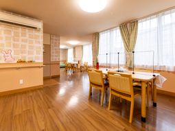 明るい食堂の空間
