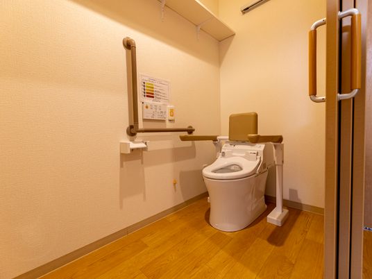 バリアフリー設計のトイレ