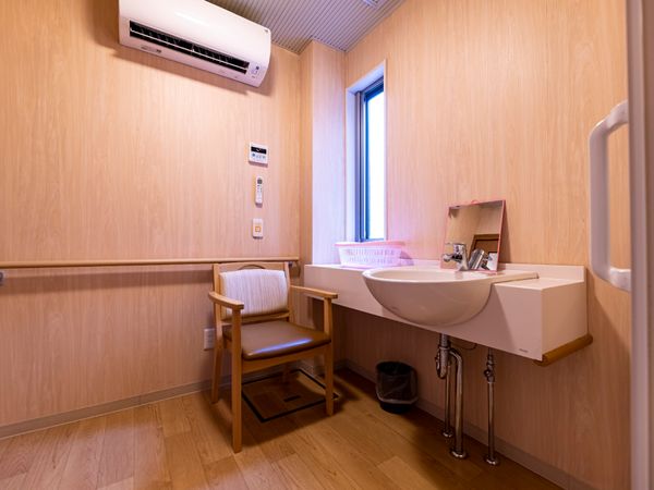 居室の洗面台と椅子