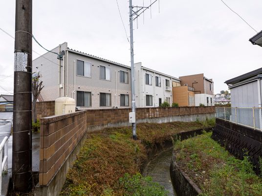 白い壁の建物群