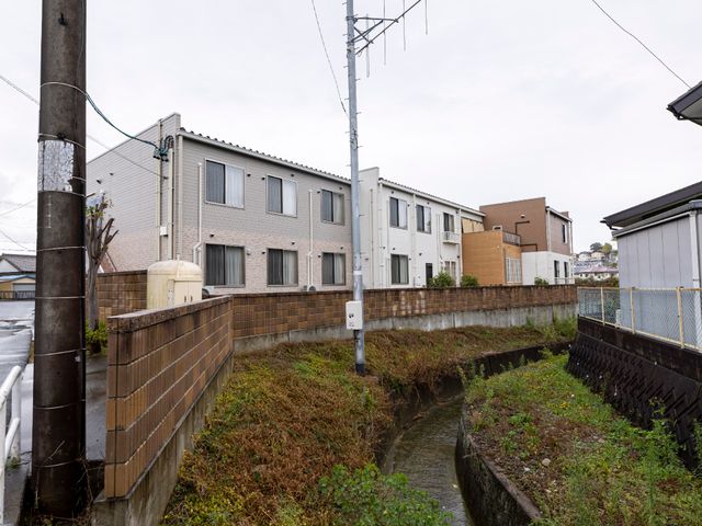 白い壁の建物群