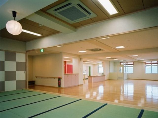 広々とした機能訓練室 共有スペース 床には畳が敷かれ、広々としたスペースが確保された明るい機能訓練室です。利用者のリハビリテーションに適した環境が整っています。