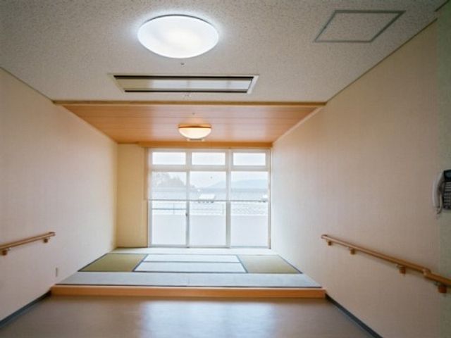 広々とした明るい和室 談話室 趣のある和室は、落ち着いた雰囲気で、ゆったりとくつろぐことができます。手すりも設置されており、安心してお過ごしいただけます。