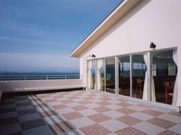 広々テラスと海の景色