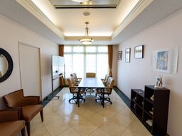 会議室の明るい空間