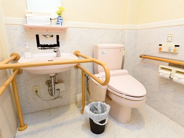 バリアフリー対応のトイレ トイレ 手すり付きで安全性を考慮したトイレです。清潔感があって明るい空間を提供しています。