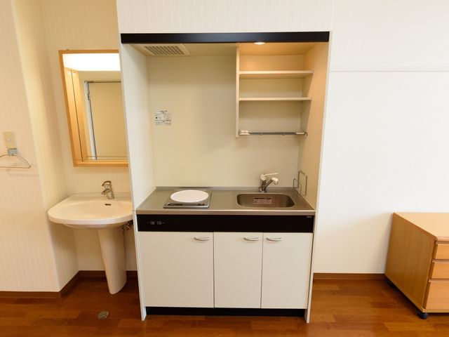 洋室のミニキッチン キッチン シンプルで清潔感のある居室のミニキッチンです。自炊が可能なコンパクトながら機能的な設計で、毎日の生活が快適に過ごせます。