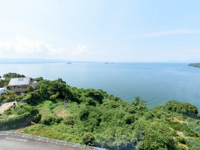 海が見える居室からの景色 景色 窓の外には広がる海の景色があり、日々の暮らしに潤いと癒しをもたらします。落ち着ける空間でのびのびとお過ごし頂ける環境です。