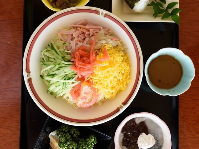 和風のバランスの良い食事 食事 栄養バランスを考えた彩り豊かな食事が提供されています。お仕事中も安心して美味しい昼食を楽しめる環境です。