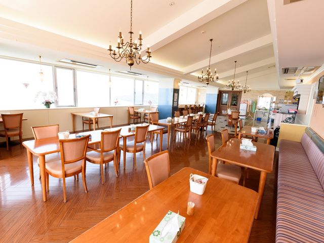 明るく広々とした食堂 食堂 ゆとりのある食堂は天井が高く、自然光がたっぷりと差し込んでいます。居心地の良い空間で食事の時間をお過ごしいただけます。