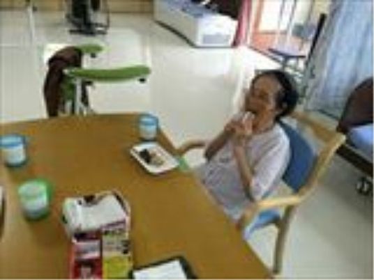 食事を楽しむ利用者