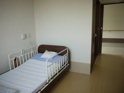清潔な居室のベッド