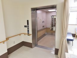 清潔な空間のエレベーターホール