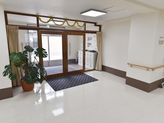 明るいエントランスの様子