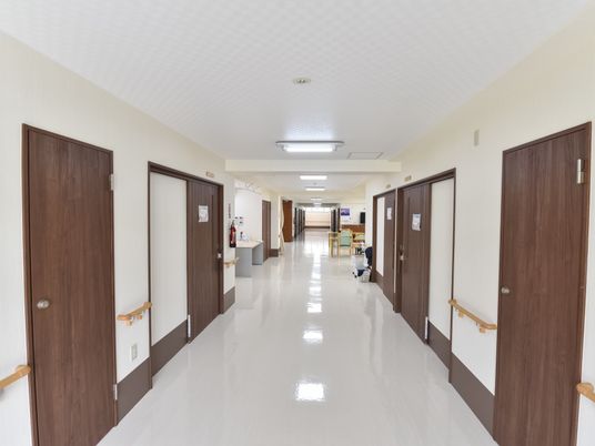 明るく清潔な廊下