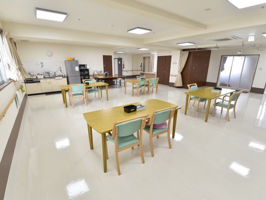 広々とした明るい食堂
