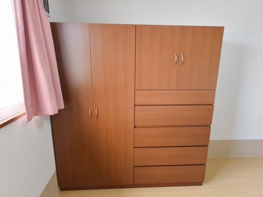 茶色の木製クローゼット