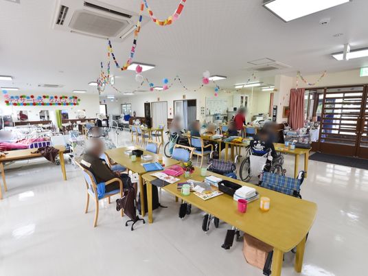 広々とした明るい食堂