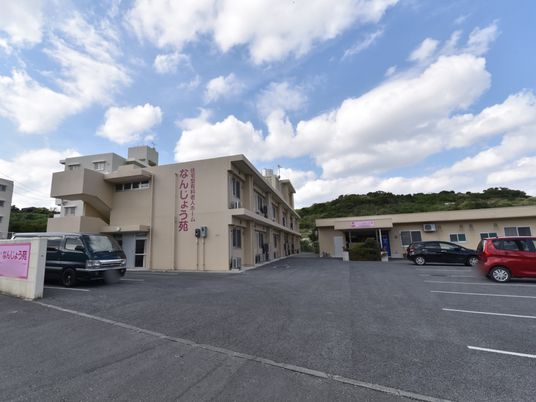 広々とした駐車場の建物