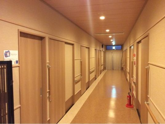 明るく清潔な廊下