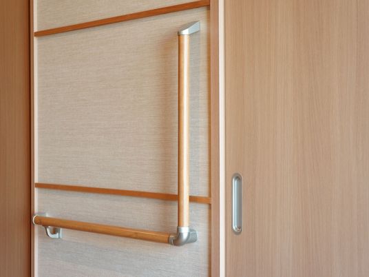 手すり付きの木目調扉