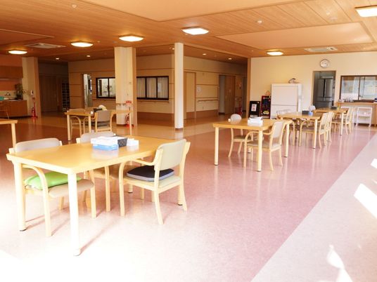 広々とした明るいダイニング