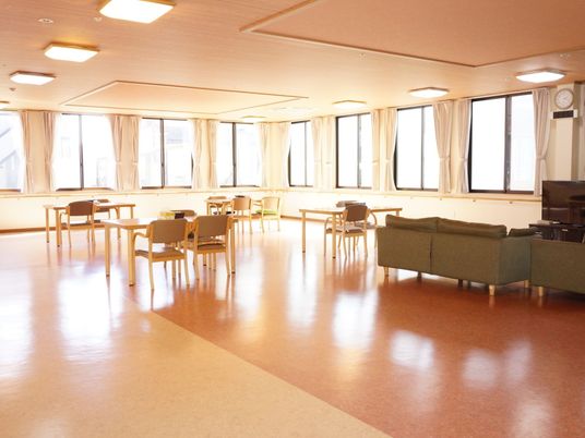 共有スペースの明るい居室