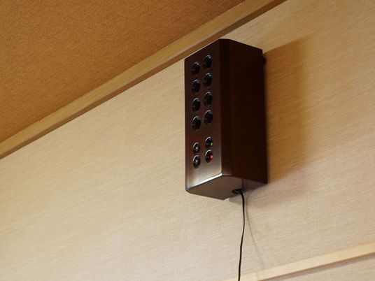 壁に取り付けられた通信機器