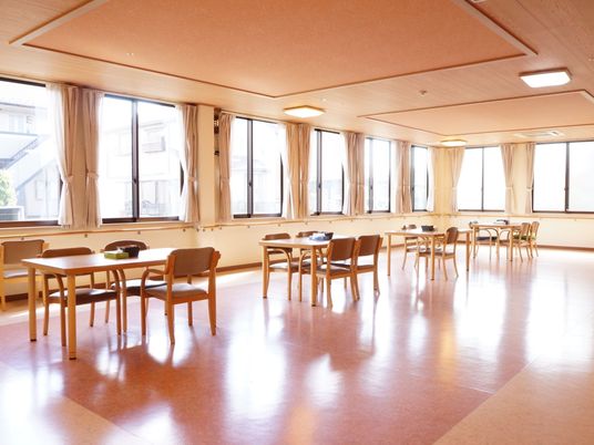 広々とした明るい食堂