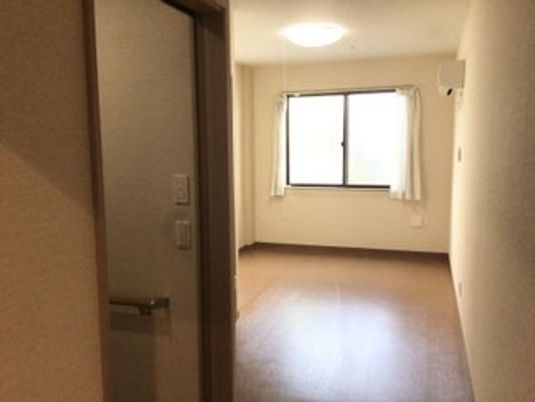 明るい居室の入口  