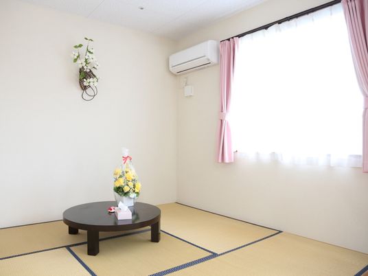 清潔な和室と花