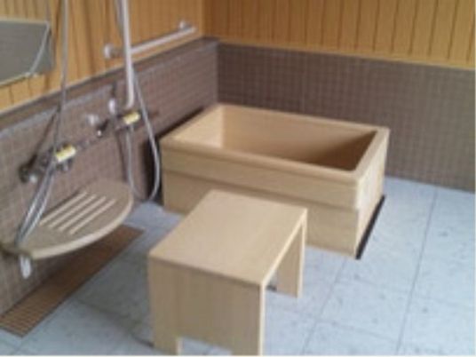 木製のバスタブがある浴室