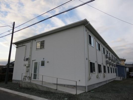 白い建物の外観