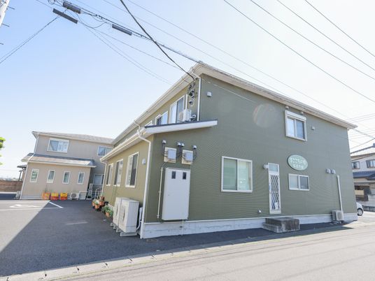 緑色の外観の建物