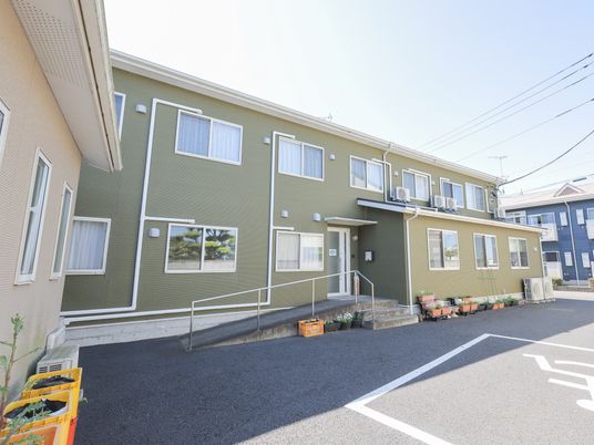 緑色の建物外観
