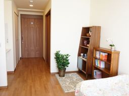 明るい居室の一角