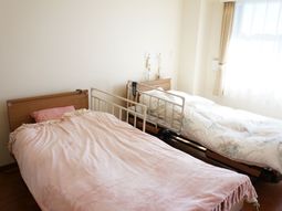 明るいツインの寝室