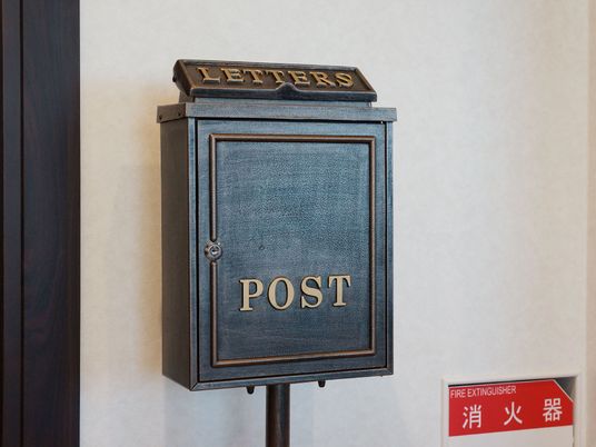 郵便ポストと消火器