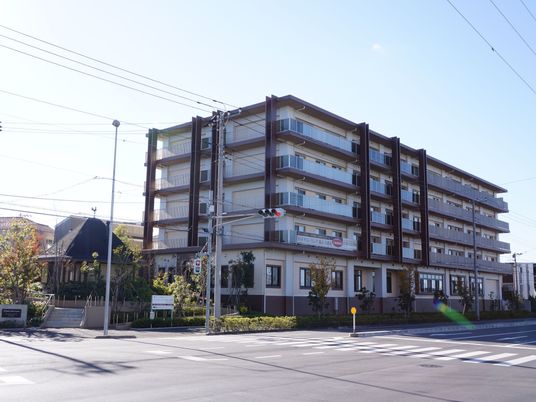 多階層の建物外観