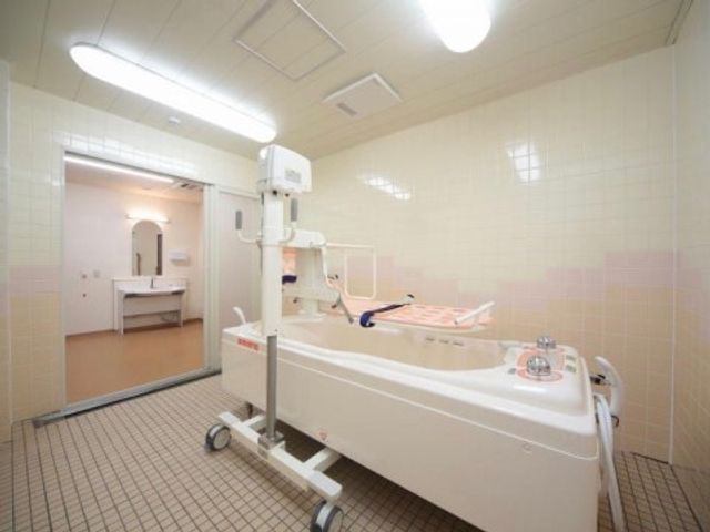 清潔なケア浴室設備 浴室 清潔で明るく広々としたケア用の浴室です。リフト付きの浴槽は利用者様の快適なバスタイムを支援します。
